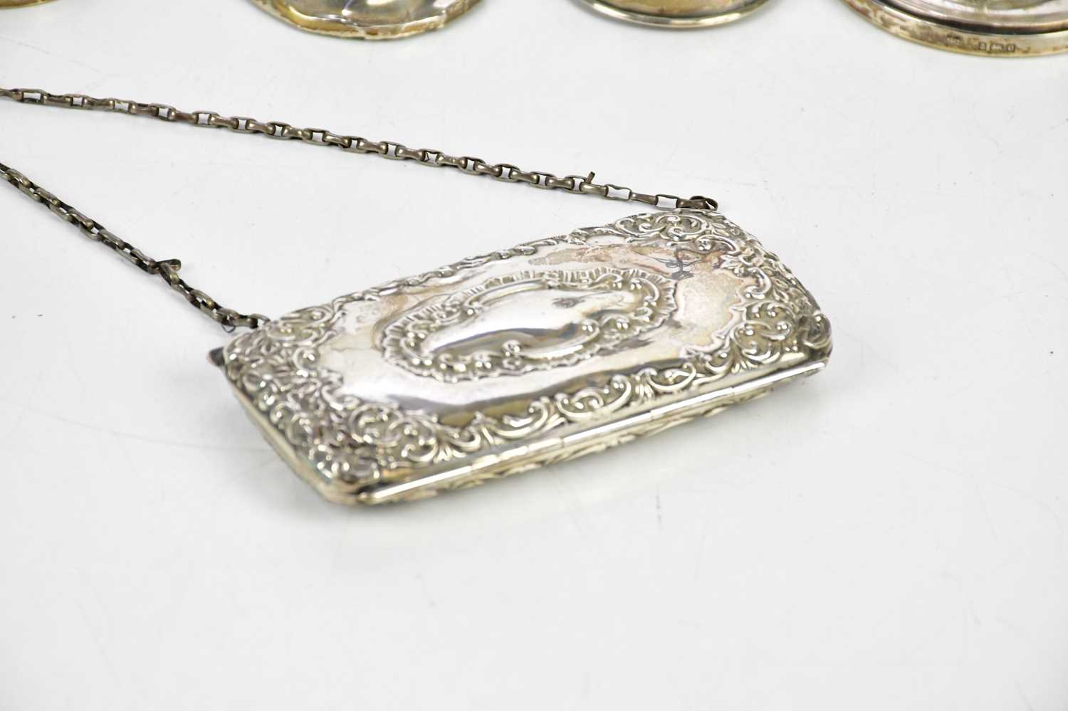 HENRY MATTHEWS; an Edward VII hallmarked silver lady's purse with cast repoussé and scrolling - Bild 2 aus 4