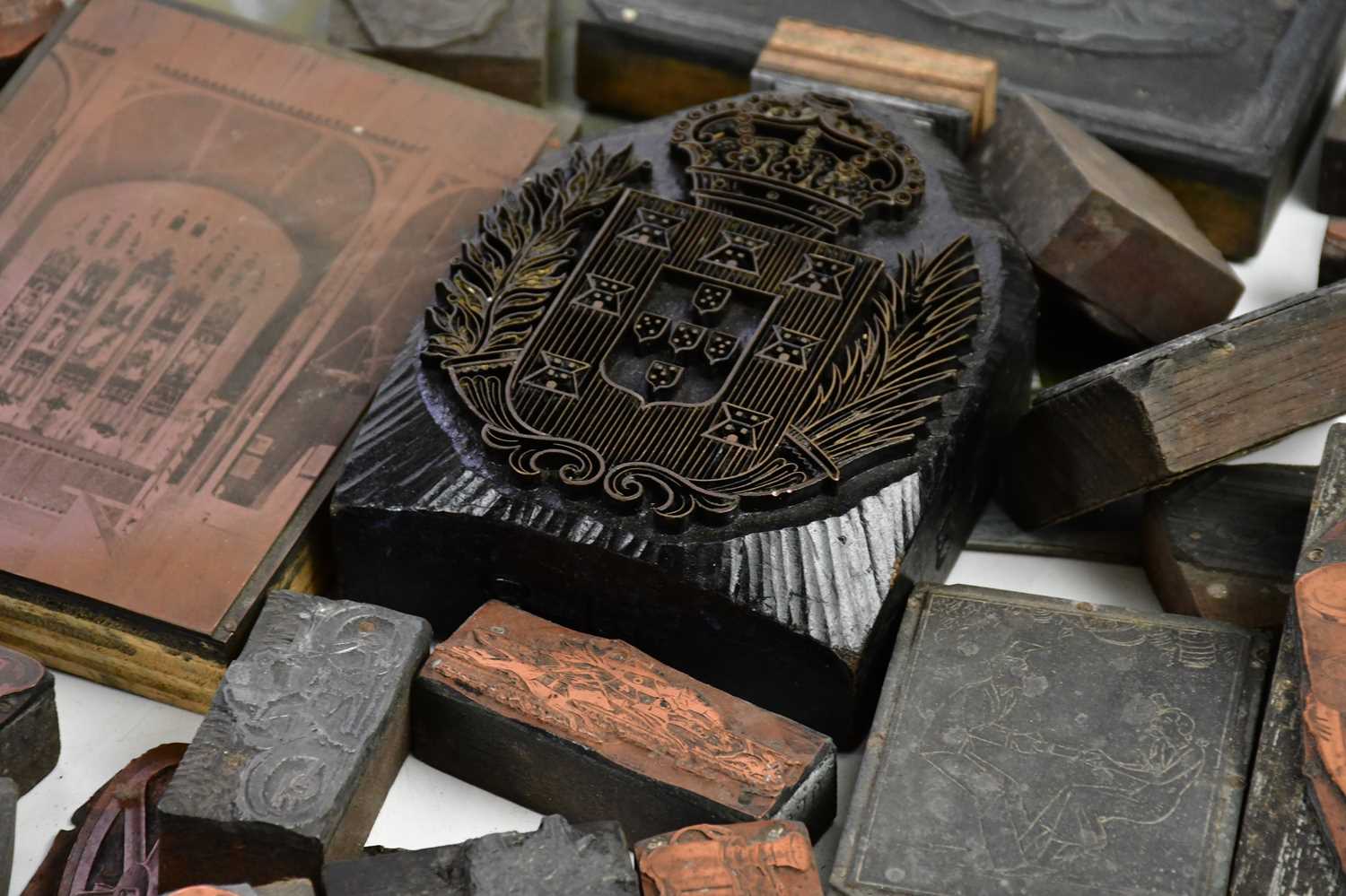 A collection of metal and wood printing blocks including some copper examples, and five larger - Bild 3 aus 4
