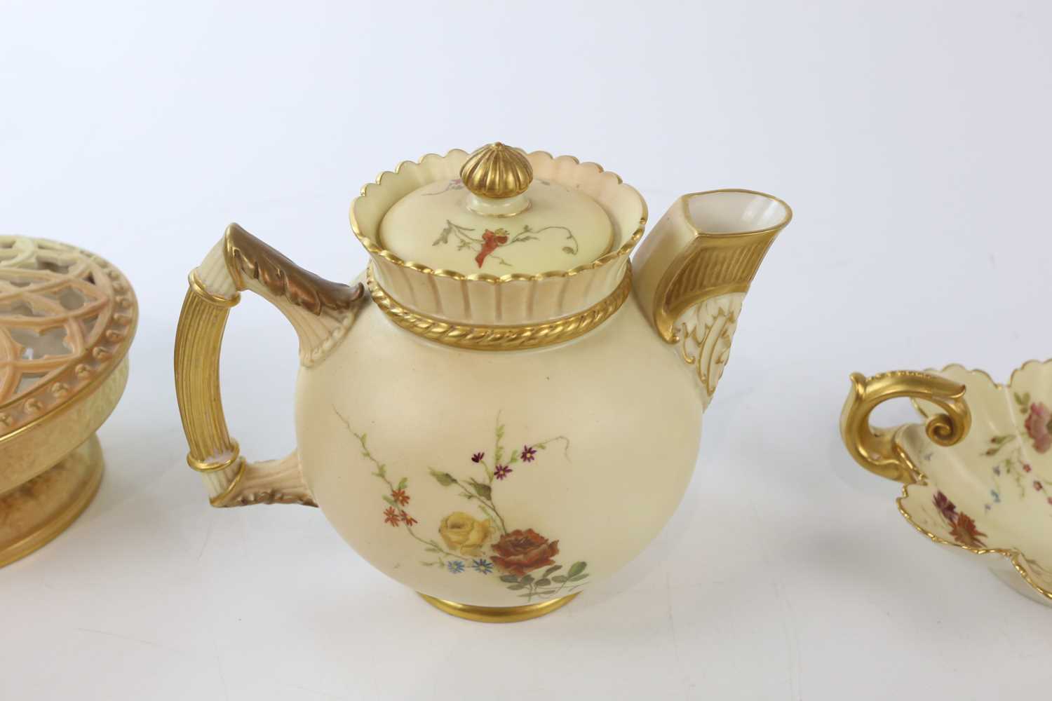 ROYAL WORCESTER; a blush ivory potpourri bowl and cover, shape G71, diameter, 15cm, with a teapot - Bild 3 aus 5