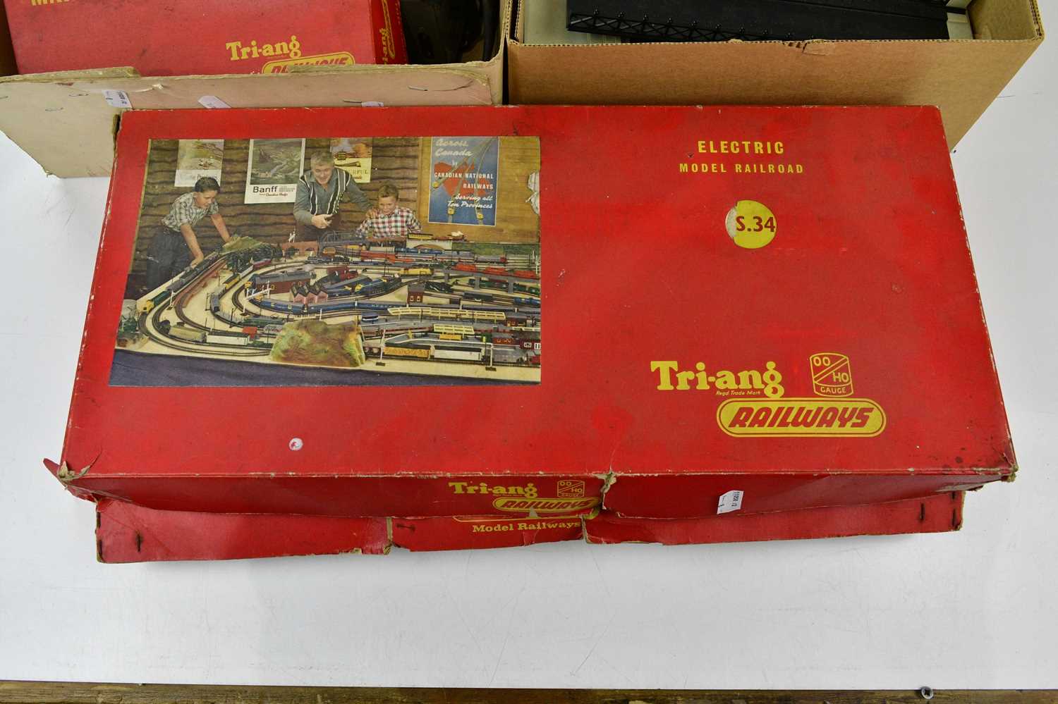 TRI-ANG; a boxed RS34 OO/HO gauge train set, Tri-ang Hornby electric train set, mail coach, assorted - Image 2 of 7