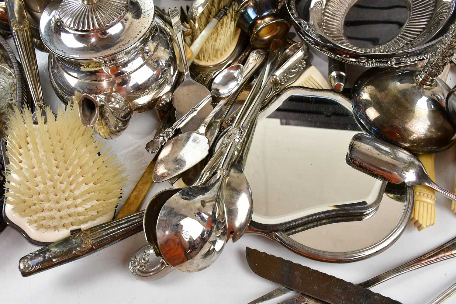 A large collection of silver plated items to include candlesticks, cutlery, trays, a teapot, a - Bild 3 aus 5