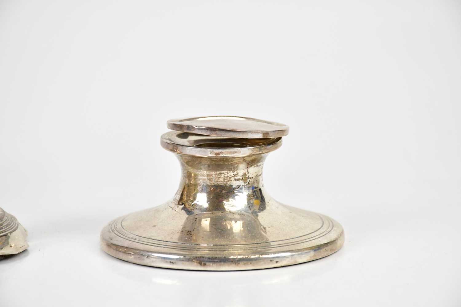 An Edward VII hallmarked silver sugar caster of baluster form, with gadrooned decoration, Birmingham - Image 4 of 4