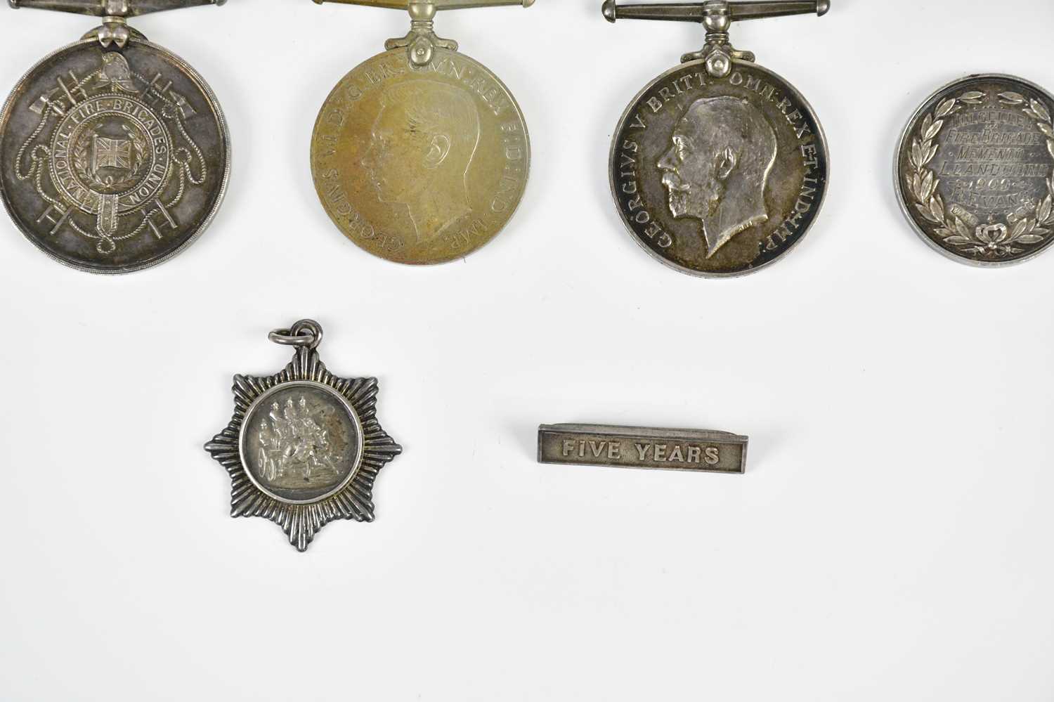 A small group of medals and badges, comprising a WWI Victory Medal named to 4636, Private A.E - Image 3 of 4
