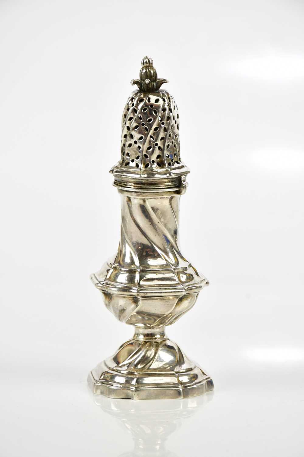 A Georgian white metal pepperette, with open pineapple finial above the wrythen body, indistinctly - Bild 2 aus 6