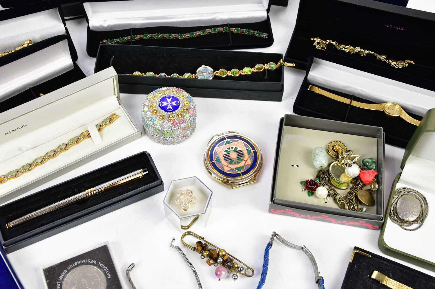 A collection of assorted costume jewellery including various dress rings, wristwatches, necklaces - Bild 4 aus 6