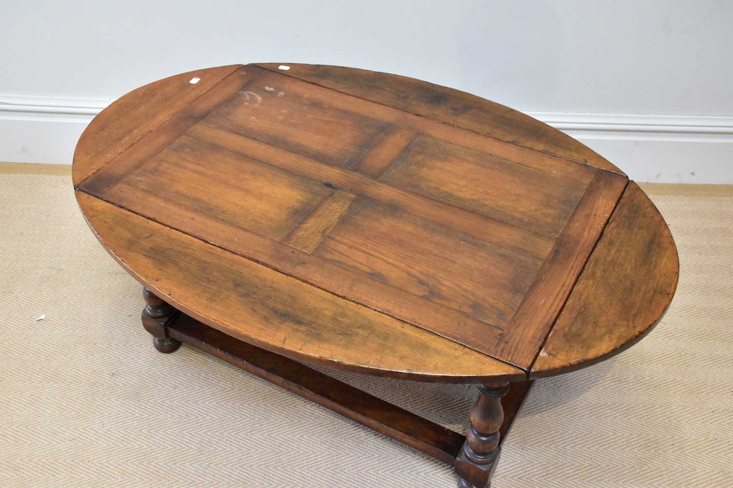 A reproduction oak drop-leaf coffee table, length 120cm, height 50cm. - Image 2 of 3