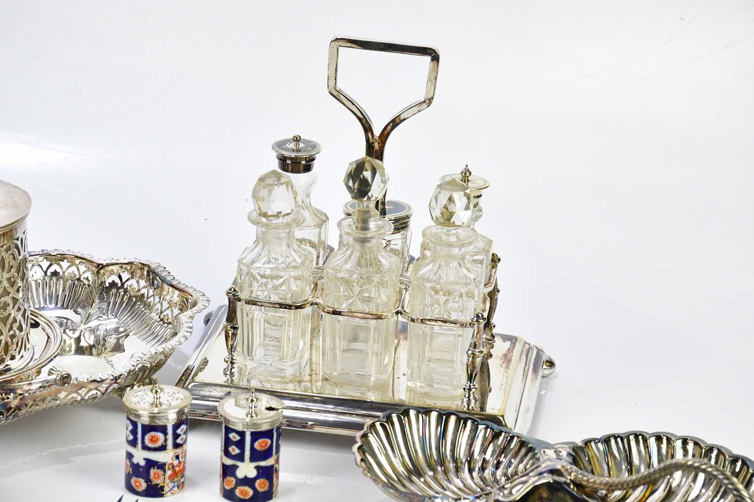 A small quantity of plated items including a condiment stand, fish servers and carving set with - Bild 4 aus 5