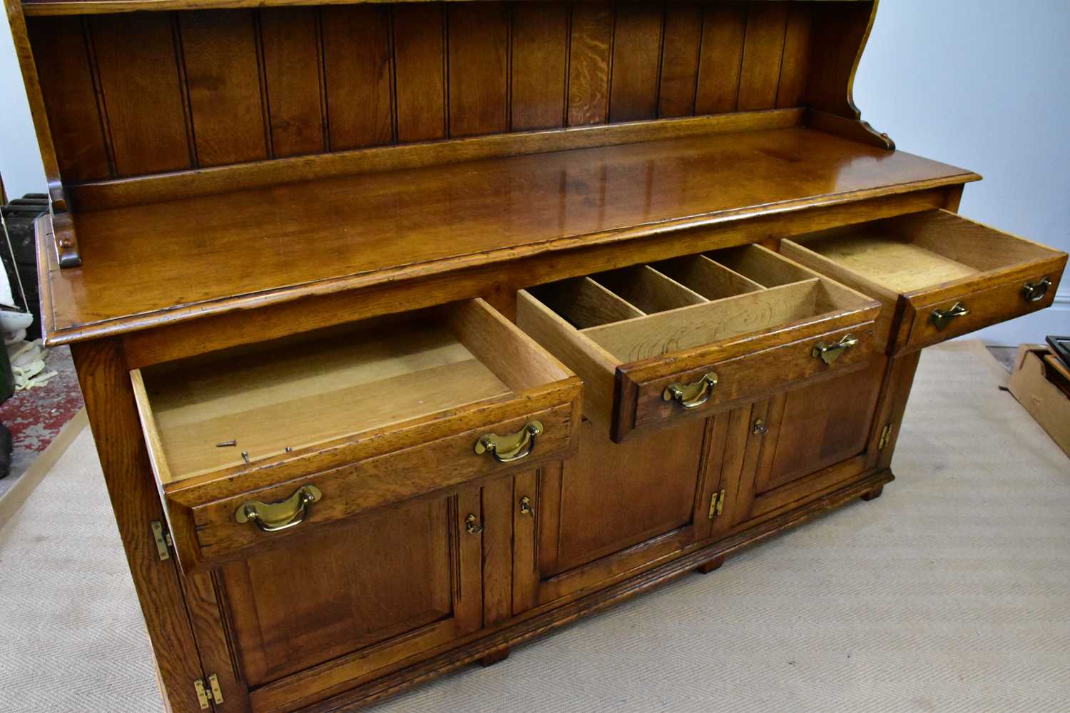 A reproduction oak dresser with boarded plate rack back above the base section with three drawers - Bild 3 aus 4