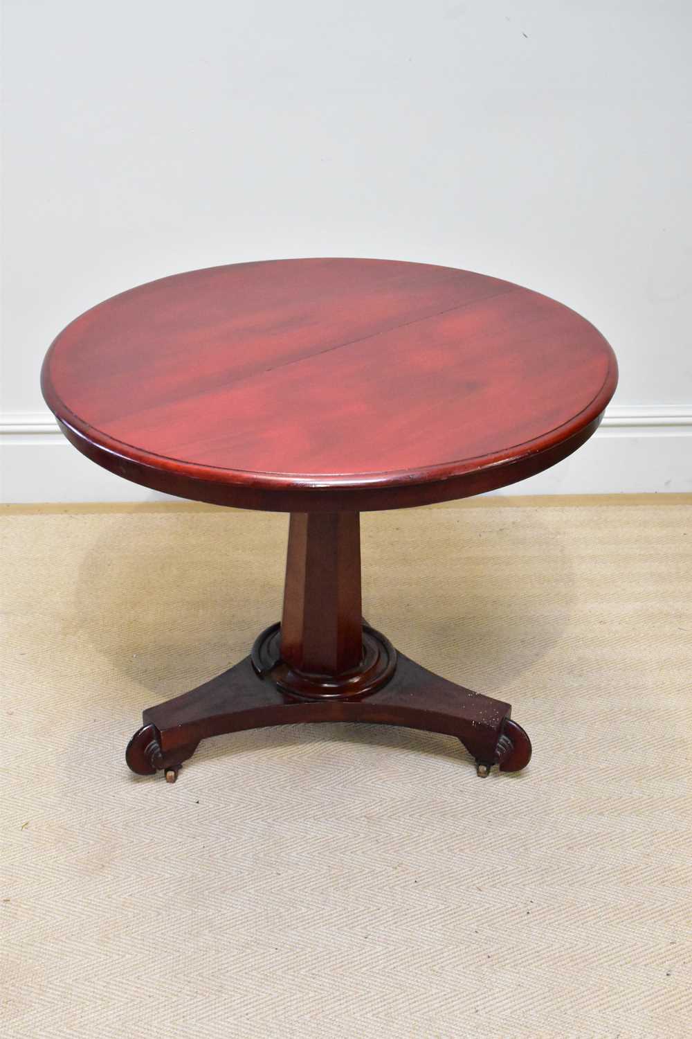 A Victorian mahogany circular breakfast table, height 68cm, diameter 89cm.