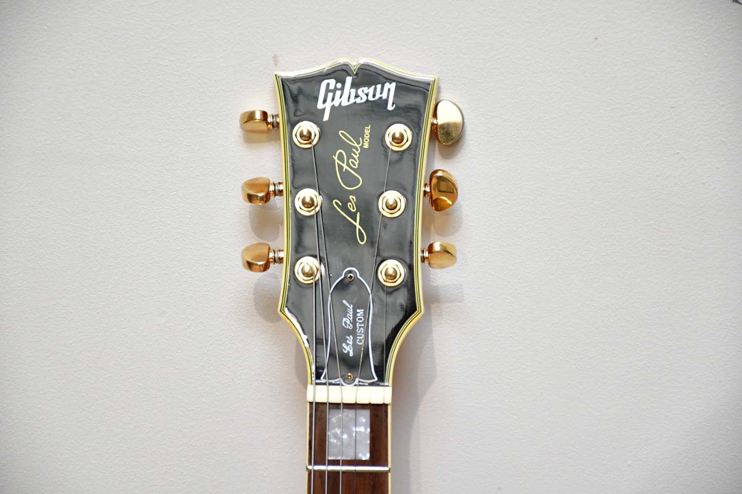 A Gibson style Les Paul custom electric guitar, serial number 01433746, together with Gibson case - Image 2 of 16