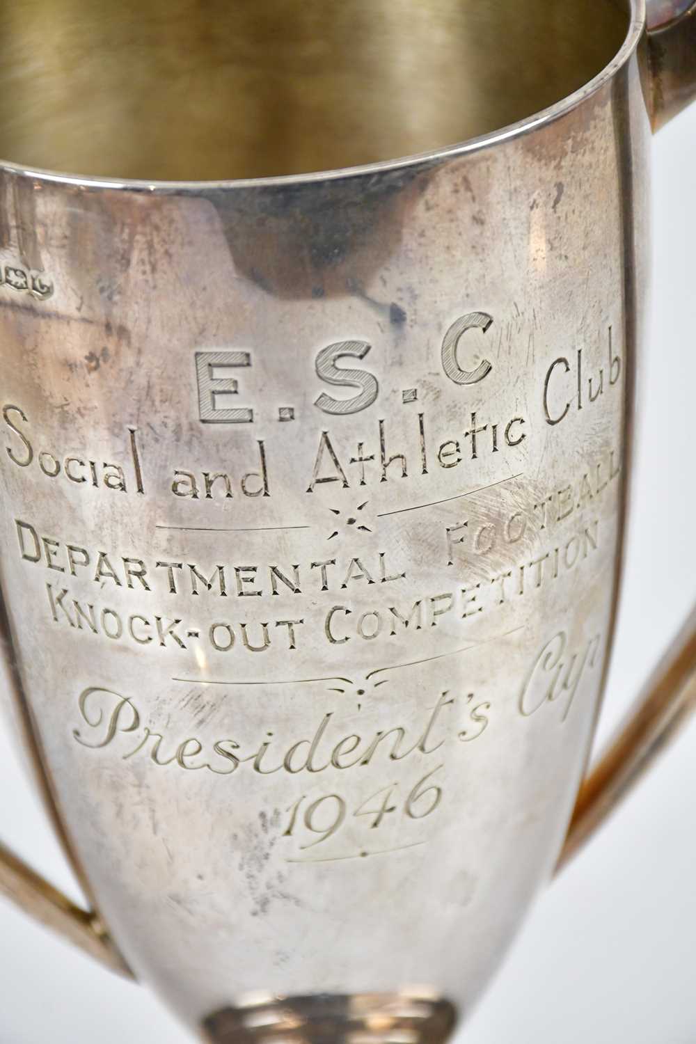 GLADWIN LTD; a George V hallmarked silver twin handled pedestal trophy cup on stepped base, - Bild 5 aus 5