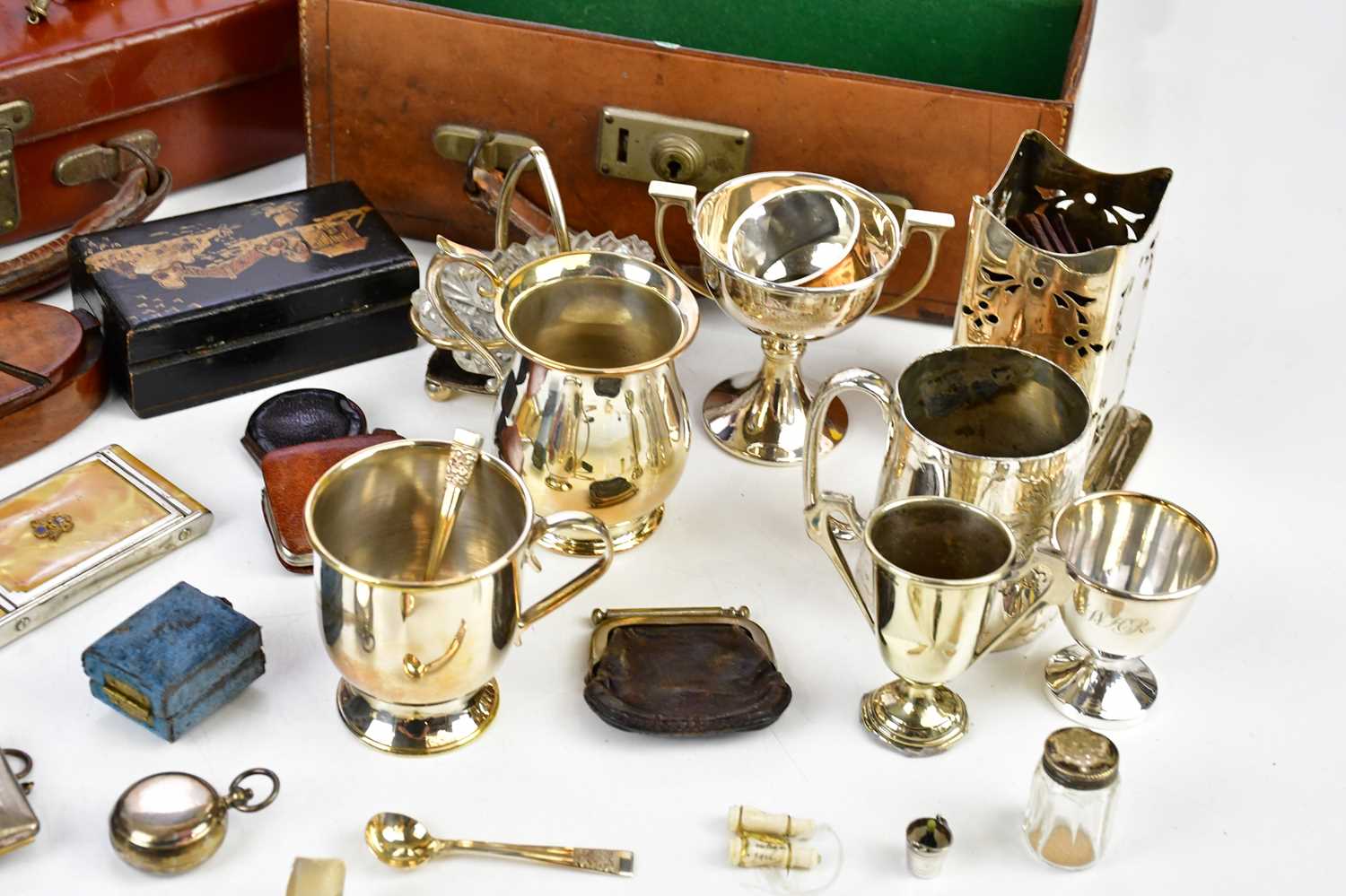 An assortment of collectors' and silver plated including various sewing implements, assorted - Image 3 of 6