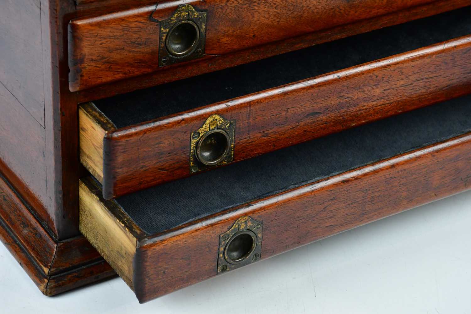 A Victorian mahogany coin/specimen chest with campaign style handles, and four drawers, on plinth - Bild 2 aus 2