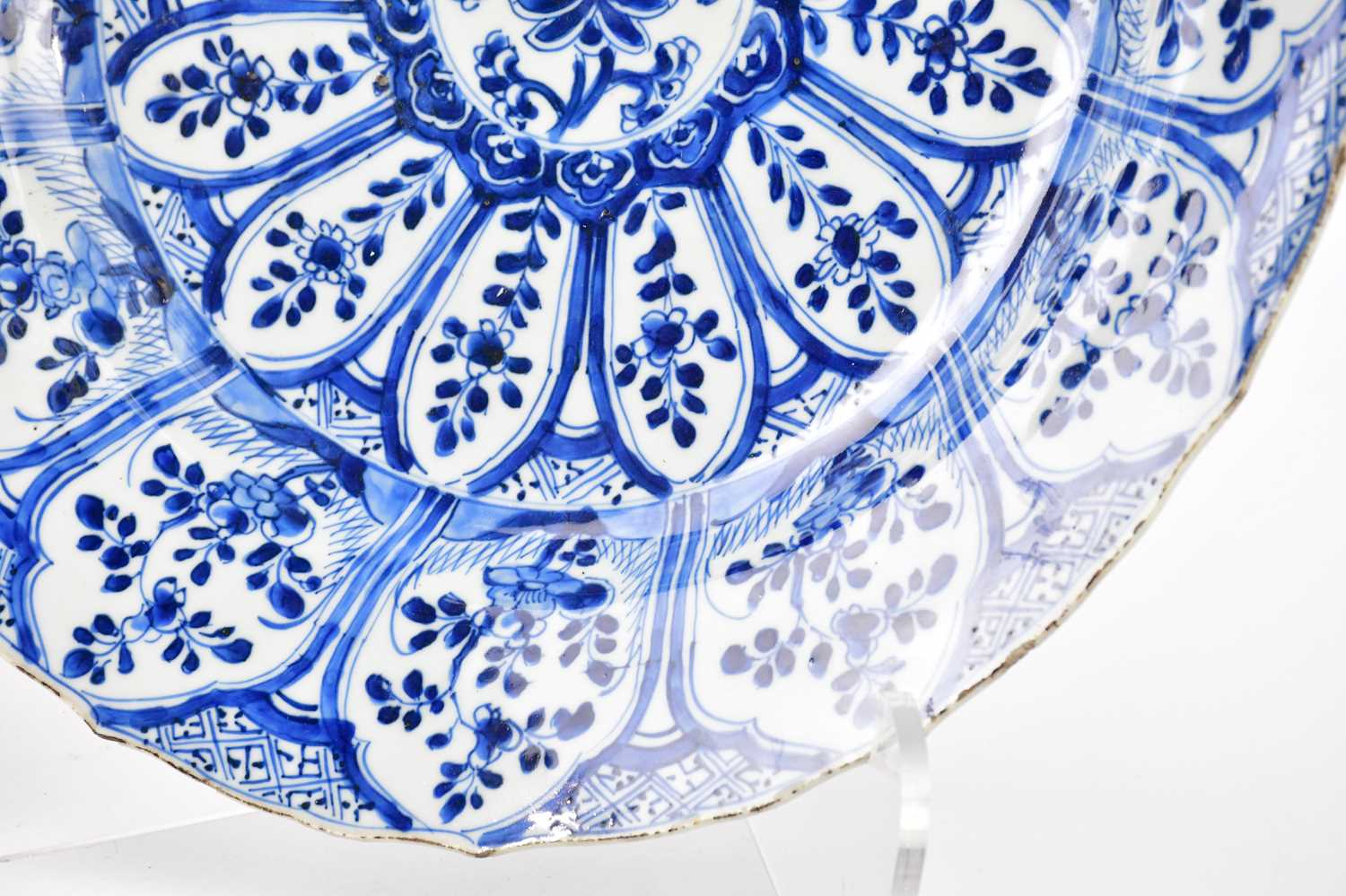 An 18th century Chinese blue and white Kraak ware charger decorated in panels with floral - Image 4 of 9