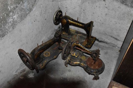 A large collection of vintage sewing machines for restoration or spares, to include a Singer, a - Image 4 of 7