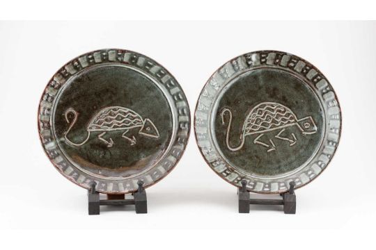 Abuja Pottery; a near pair of stoneware plates covered in mottled grey glaze decorated with - Image 1 of 5