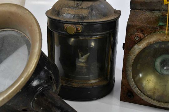 Two carriage lamps together with a small ship's lamp and two further industrial lamps (5). Condition - Image 3 of 5