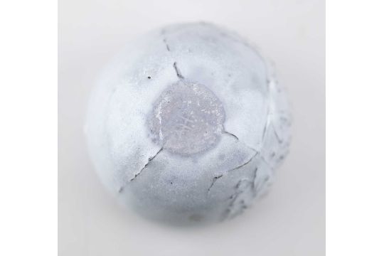 AKIKO HIRAI (born 1970); a stoneware plate and matching bowl covered in pale grey glaze with - Image 6 of 9