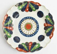 WORCESTER; a first period Worcester shallow dish decorated in the 'Japan Fan' pattern, diameter