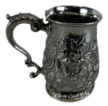 A George III hallmarked silver mug with floral decoration, London 1827, rubbed maker's mark,