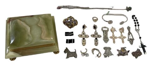 A small quantity of costume jewellery contained in an onyx box.