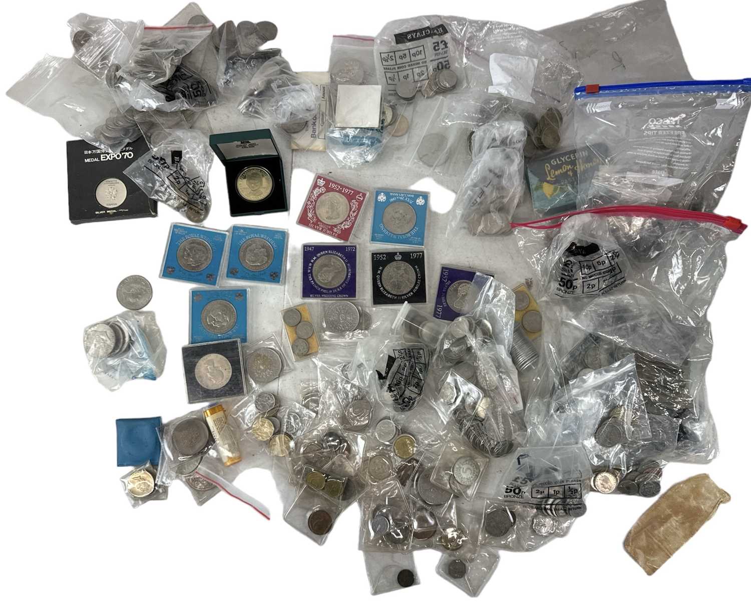A quantity of all world coins including commemoratives, pennies, shillings, threepenny bits, etc.