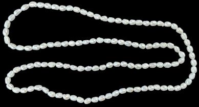 A single strand of seed pearls, length approx 110cm.