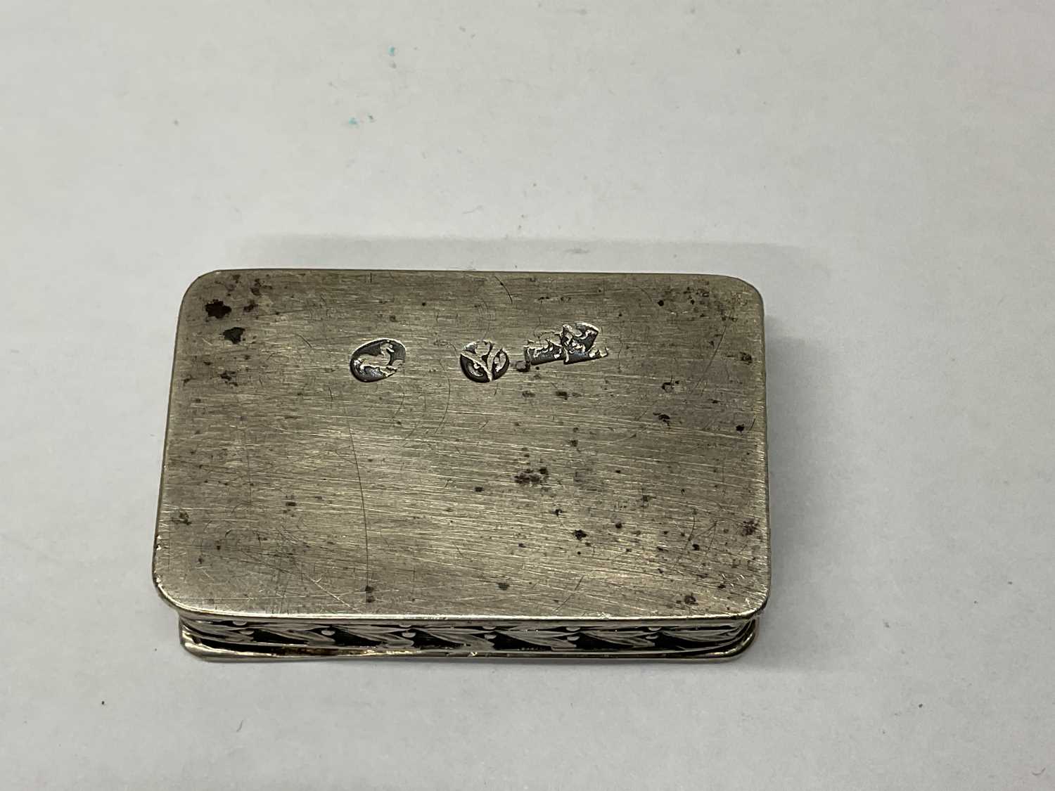A Continental white metal snuff box, indistinct marks to base, 4 x 2.6cm, approx 0.9ozt/28.5g. - Image 3 of 3