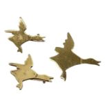 LEO DE VROOMEN; a graduated set of three 18ct yellow gold brooches modelled as flying ducks,