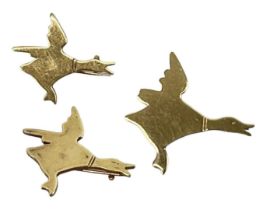 LEO DE VROOMEN; a graduated set of three 18ct yellow gold brooches modelled as flying ducks,