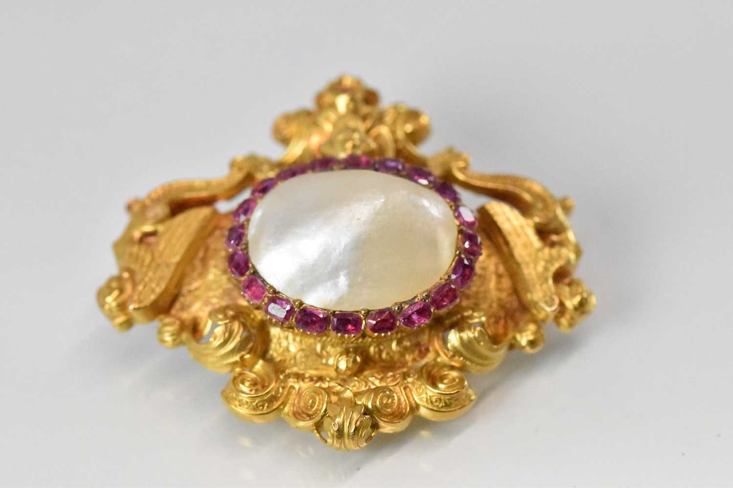 A fine Continental precious yellow metal brooch set with large central pearls surrounded by a border - Image 5 of 5