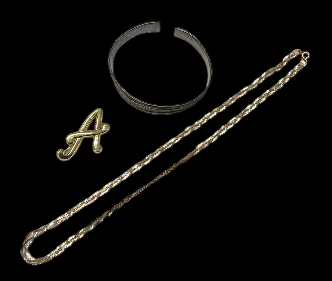 A 9ct three colour gold necklace and a 9ct yellow gold letter 'A' brooch, combined approx 7g, also a