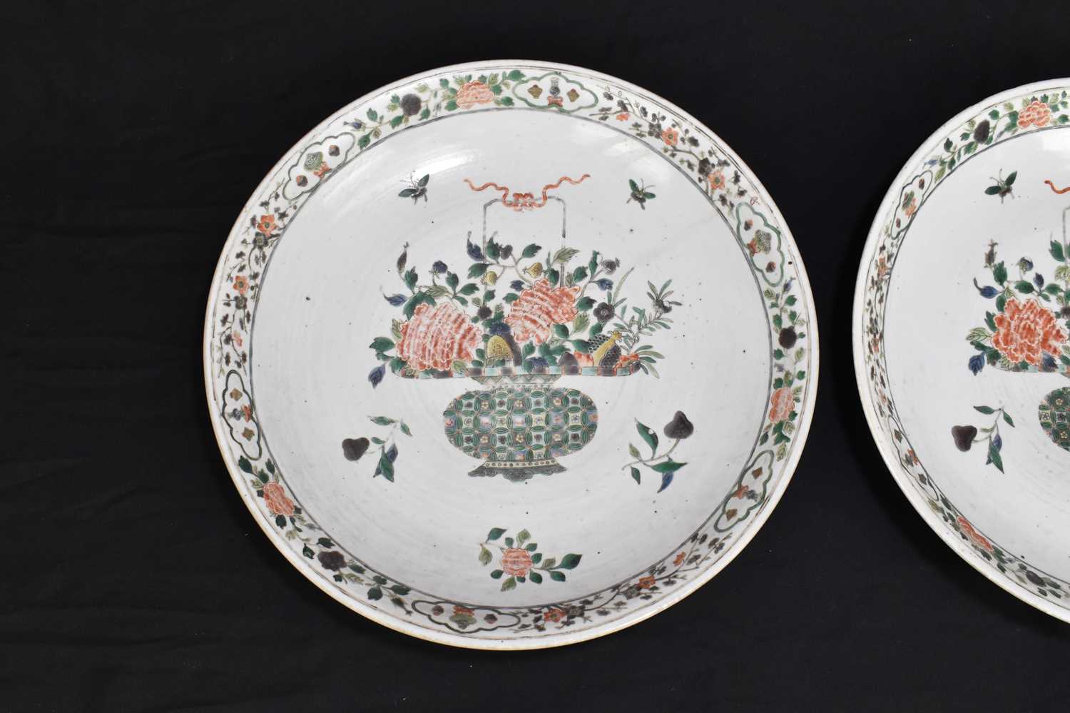 A pair of large Kangxi (1662-1722) Famille Verte chargers, each painted with a central vase of - Image 2 of 8