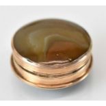 A 19th century rose gold and agate set circular vinaigrette, diameter 3cm, approx 15.6g. Condition