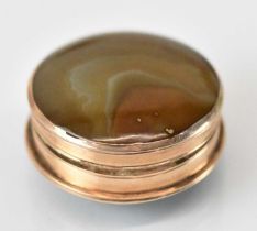 A 19th century rose gold and agate set circular vinaigrette, diameter 3cm, approx 15.6g. Condition