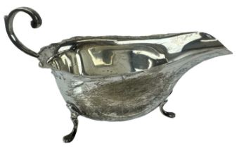 SYNYER & BEDDOES; a George V hallmarked silver sauceboat, Birmingham 1930, approx 2.95ozt/92.5g.