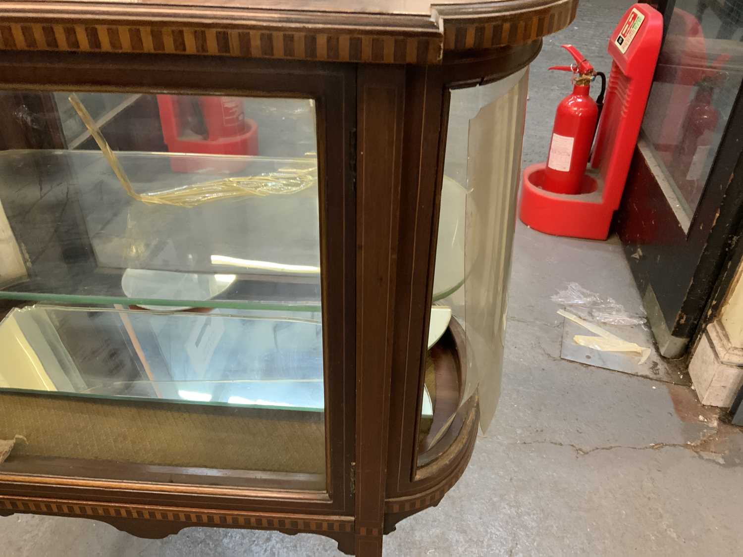 An Edwardian mahogany and inlaid oval display cabinet/bijouterie table, width 69cm, depth 39cm, - Image 3 of 3