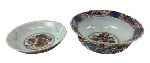 A Japanese Imari decorated bowl and cover, diameter 16cm (af).