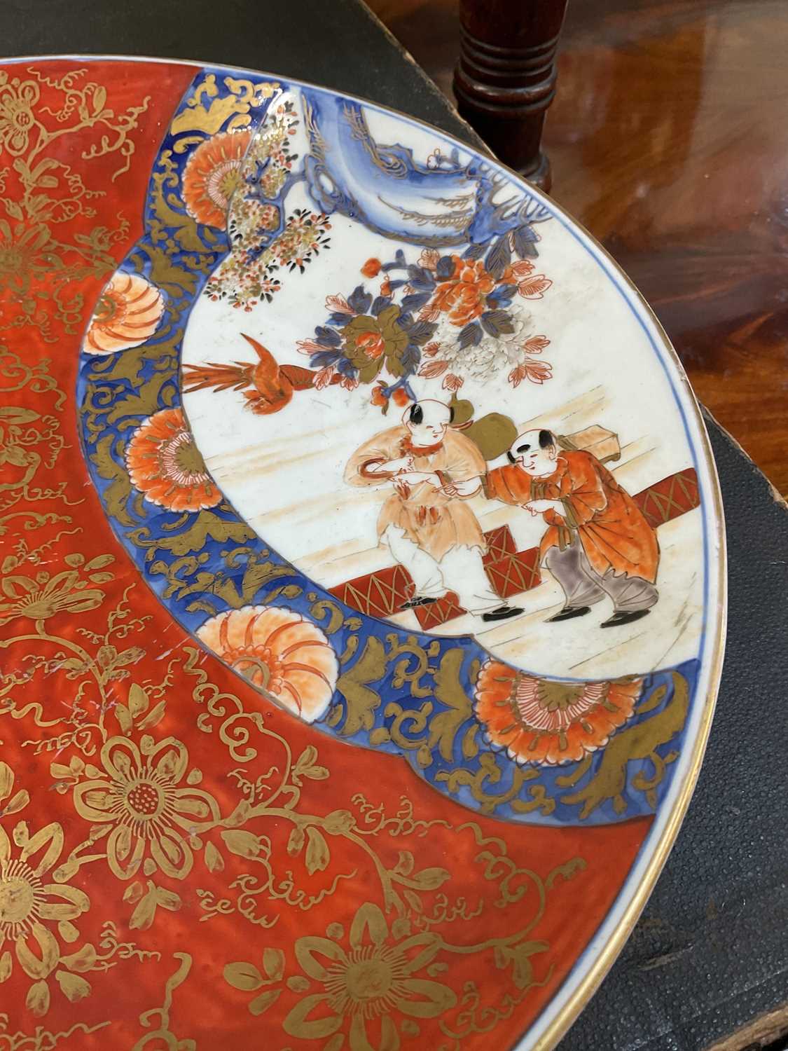 A late 18th century Japanese charger decorated in the Imari palette, with figures playing music - Image 3 of 4