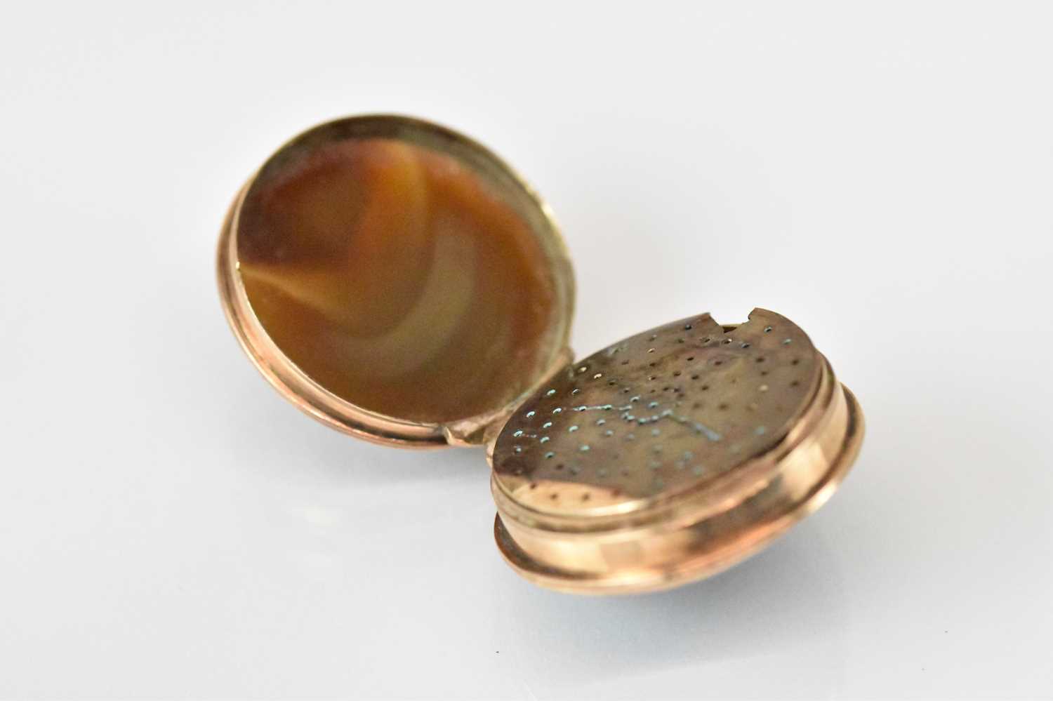 A 19th century rose gold and agate set circular vinaigrette, diameter 3cm, approx 15.6g. Condition - Image 2 of 2