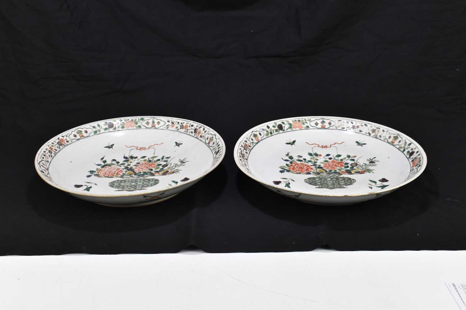 A pair of large Kangxi (1662-1722) Famille Verte chargers, each painted with a central vase of - Image 8 of 8