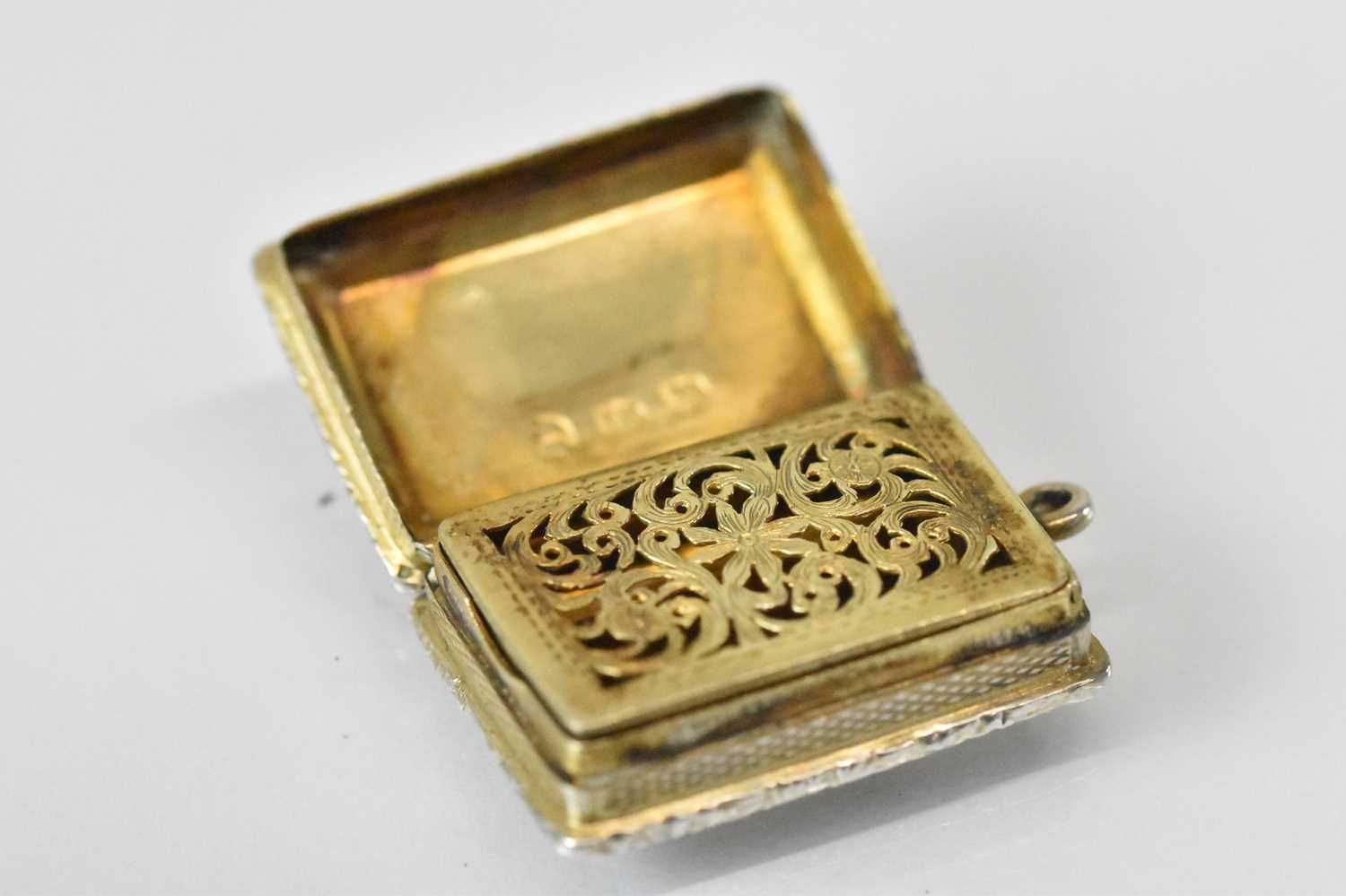 JOHN BETTRIDGE; a George IV hallmarked silver vinaigrette with elaborate pierced gilt interior, - Image 2 of 4