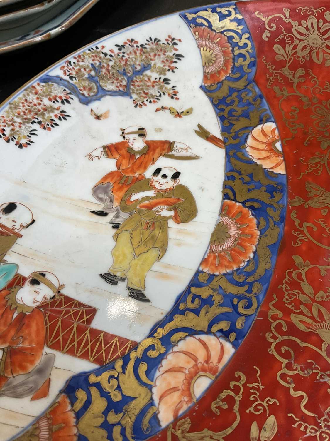 A late 18th century Japanese charger decorated in the Imari palette, with figures playing music - Image 2 of 4