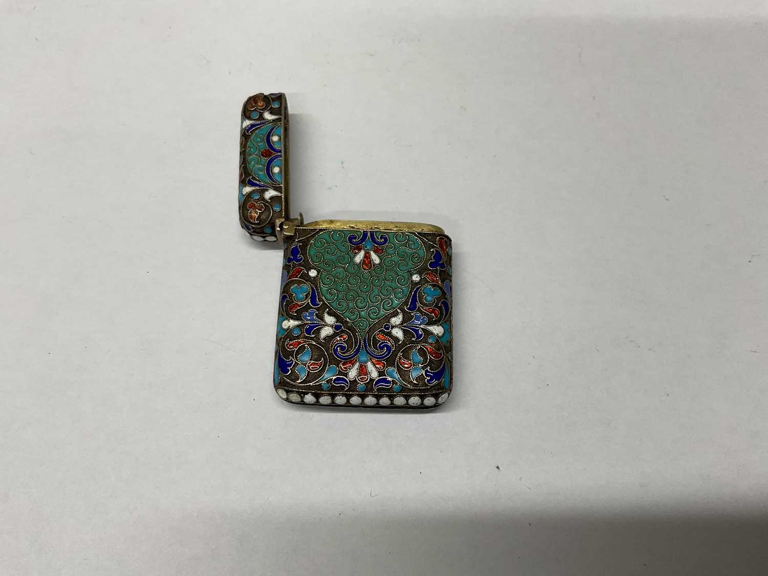 A Russian cloisonné enamel yellow metal vesta case with hinged lid, 4 x 3.5cm, approx 1.2ozt/37.8g. - Image 2 of 2