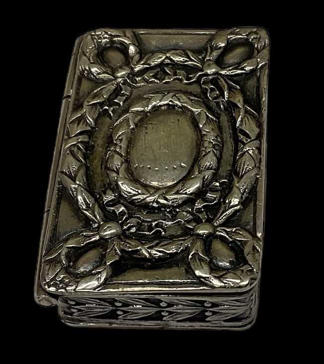 A Continental white metal snuff box, indistinct marks to base, 4 x 2.6cm, approx 0.9ozt/28.5g.