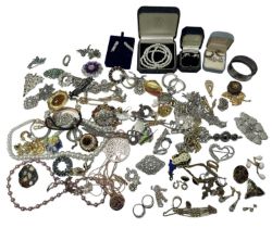 A quantity of costume jewellery including bangles, brooches, necklaces, pearls, earrings, etc.