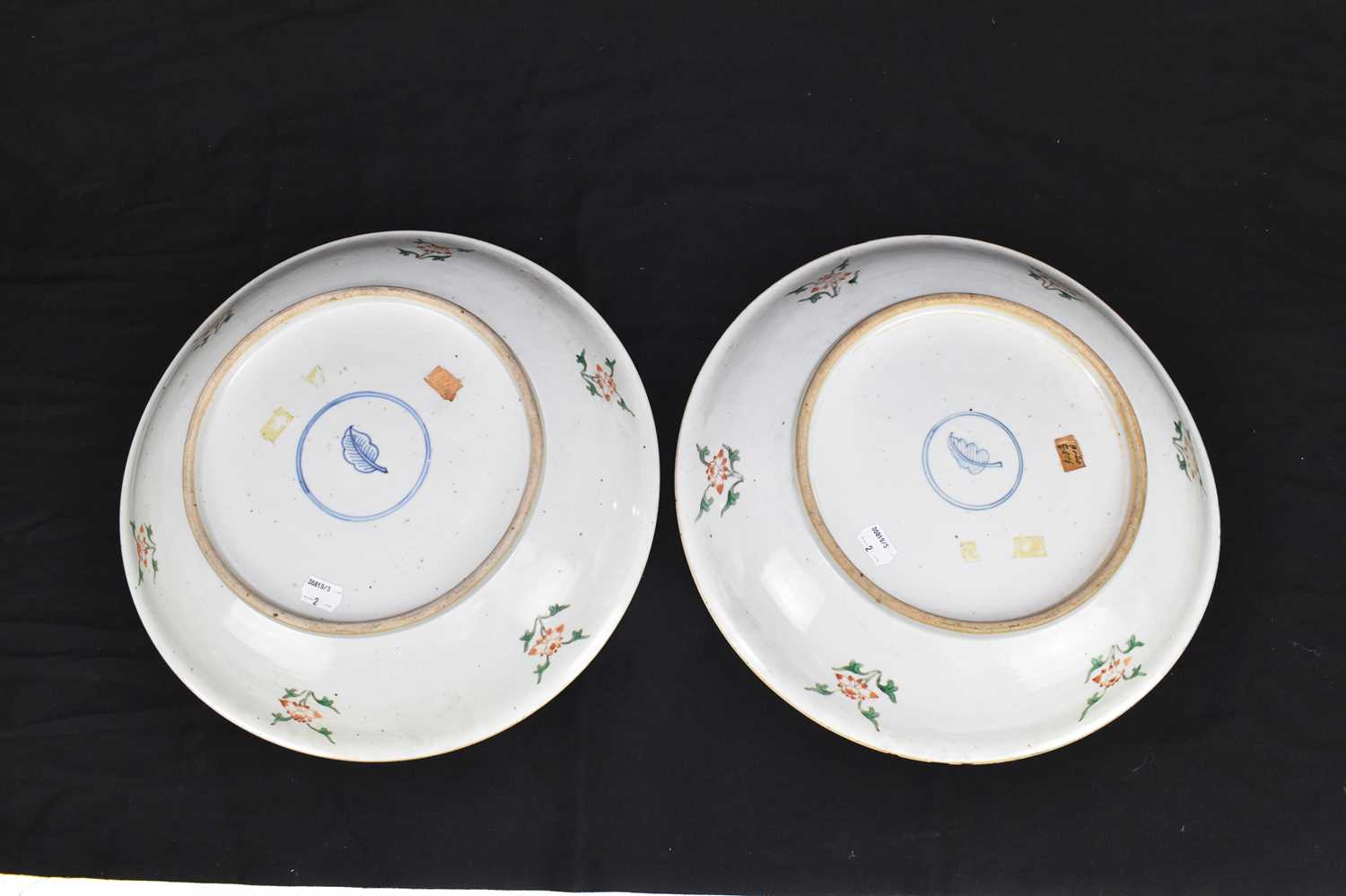 A pair of large Kangxi (1662-1722) Famille Verte chargers, each painted with a central vase of - Image 4 of 8
