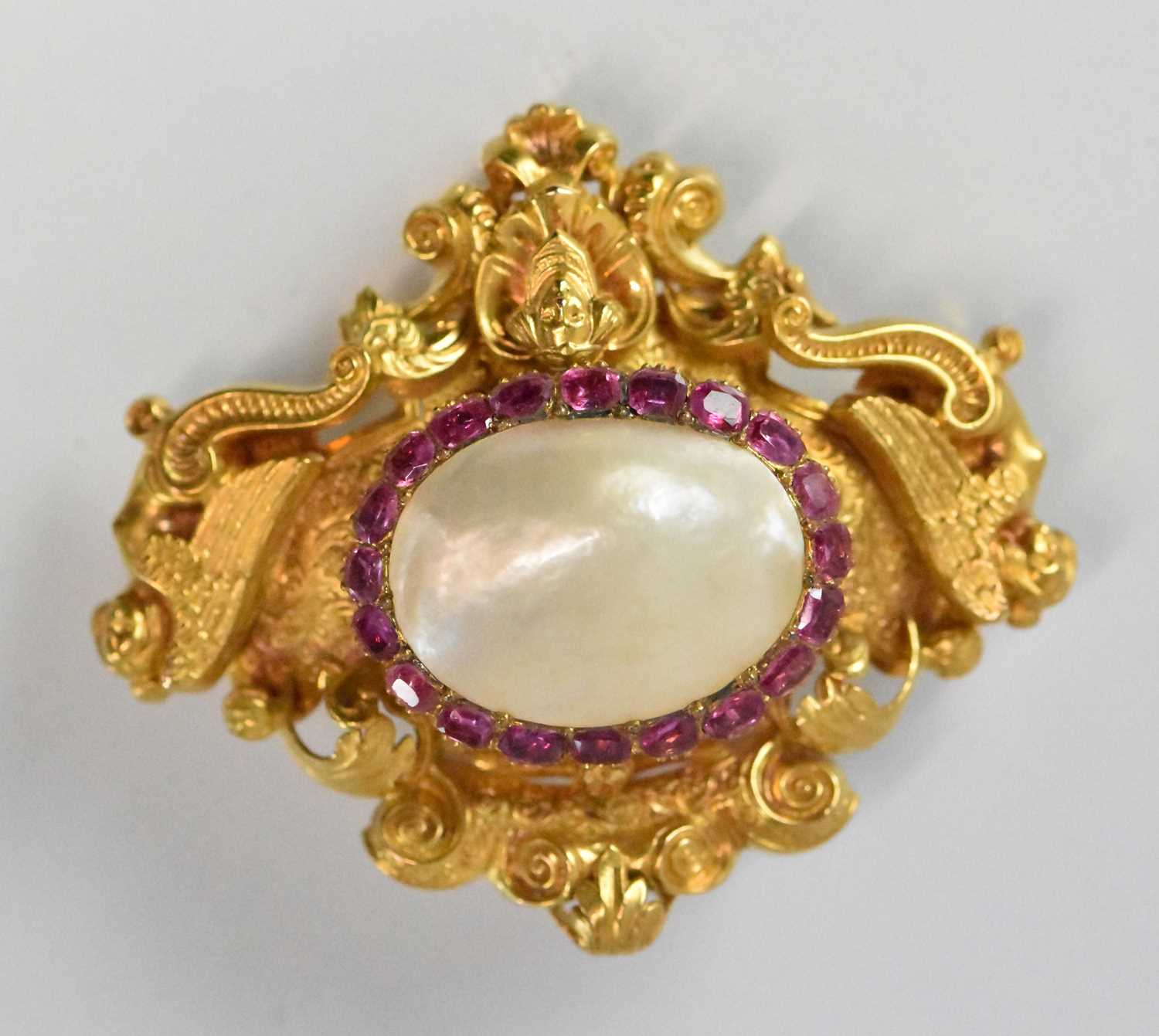 A fine Continental precious yellow metal brooch set with large central pearls surrounded by a border - Image 2 of 5