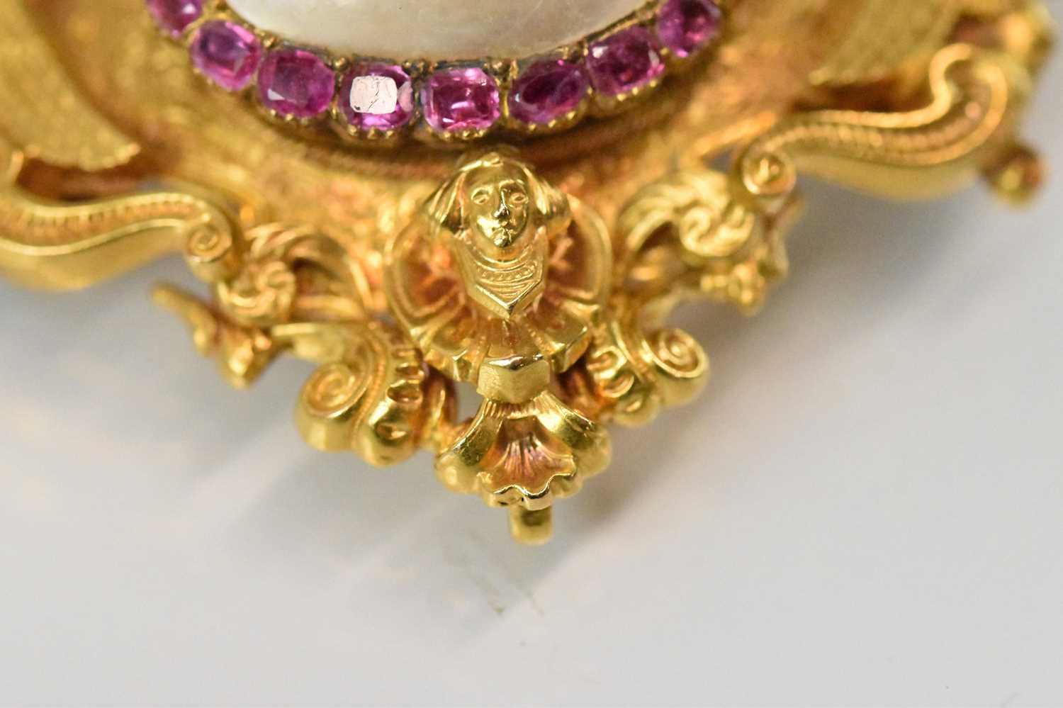 A fine Continental precious yellow metal brooch set with large central pearls surrounded by a border - Image 3 of 5
