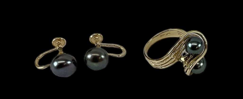 A 14ct yellow gold black pearl set ring, size L, together with pair of matching 14ct yellow gold